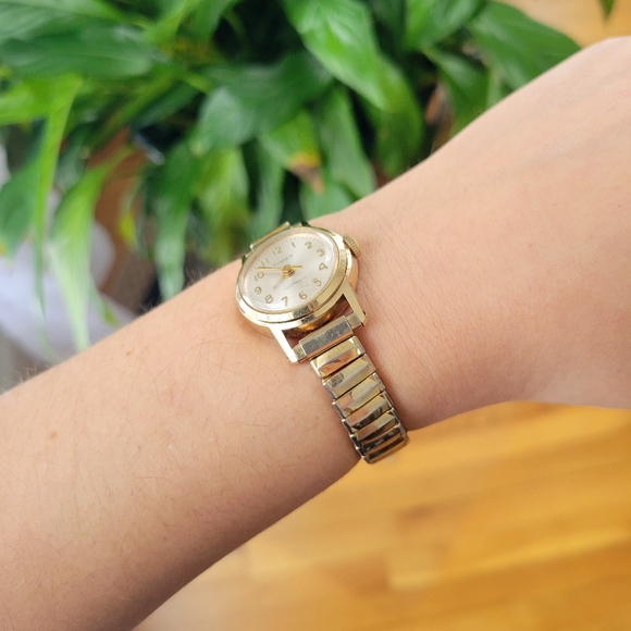 Vintage Timex Classic Gold & Womens Womans Analog Stretch Watch main image 6